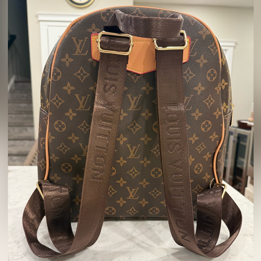 👜 **Louis Vuitton** Pattern Backpack - Picture 2 of 11